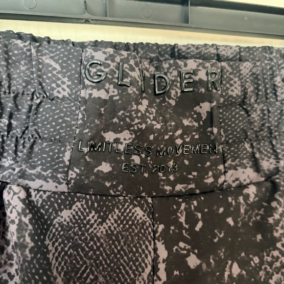 Glyder Womens Black Snakeskin Lined Running Shorts, Medium - Picture 4 of 9